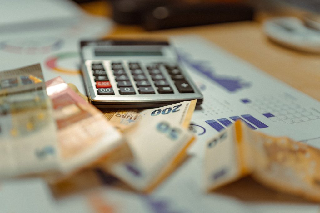 Trouver et réduire les frais cachés d'abonnements bancaires